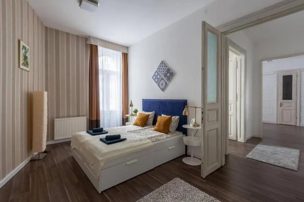 Chic, Captivating Space Near Opera House Budapest Apartment