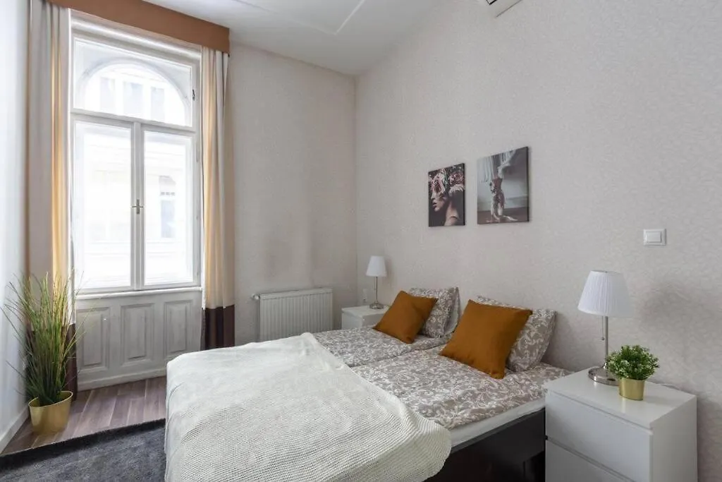 Chic, Captivating Space Near Opera House Budapest Apartment