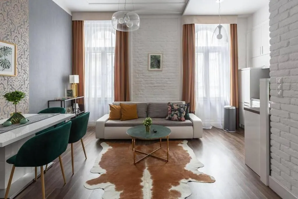 Chic, Captivating Space Near Opera House Budapest Apartment